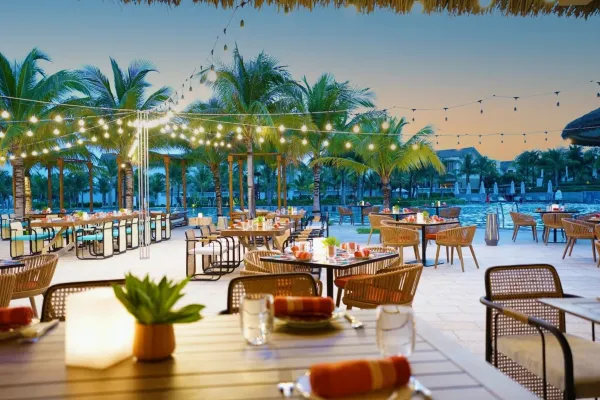 Хоол болон үйлчилгээ